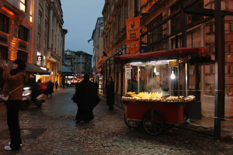 Wenn die Stadt erwacht: Nachtmärkte, Underground-Clubs und Late-Night-Spots in Mitteleuropa